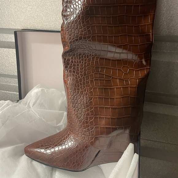 Ordered shoes from Akira half size too big! - Picture 2 of 4